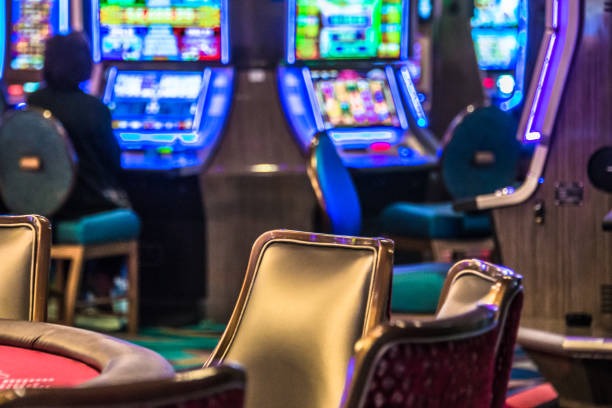 Live Sic Bo dealer table at olextoto with three dice and betting layout
